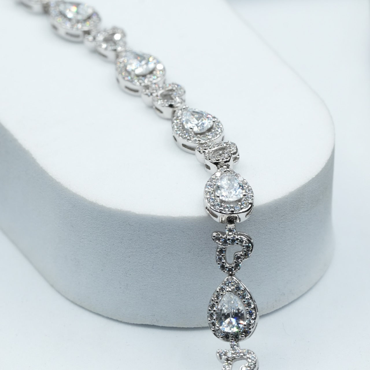 Xuping's signature style - Pear-Shaped Clear Stones with Heart Details image 4
