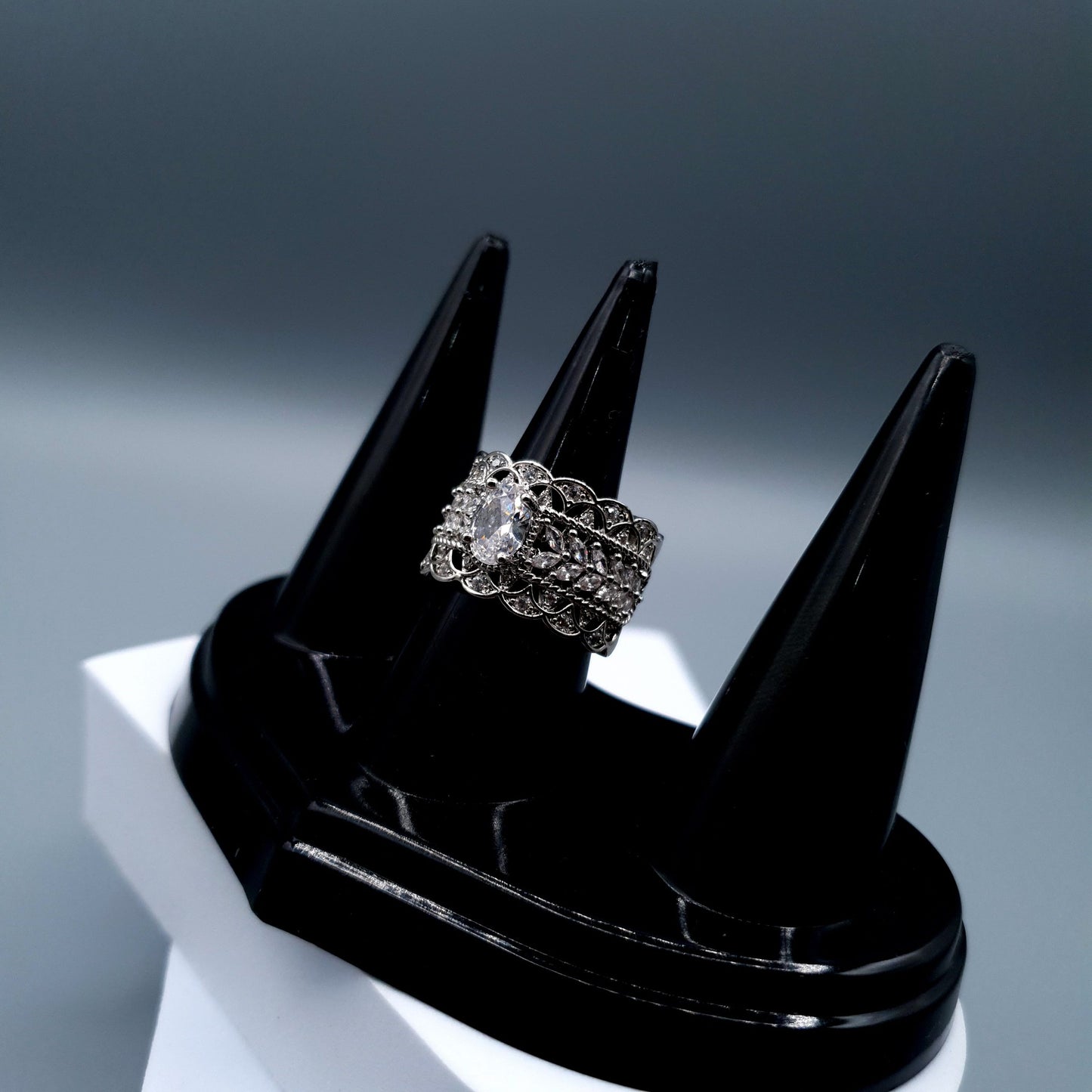 SILVER WHITE RING image 5