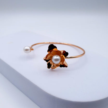 FLOWER PEARLED BRACELET image 1