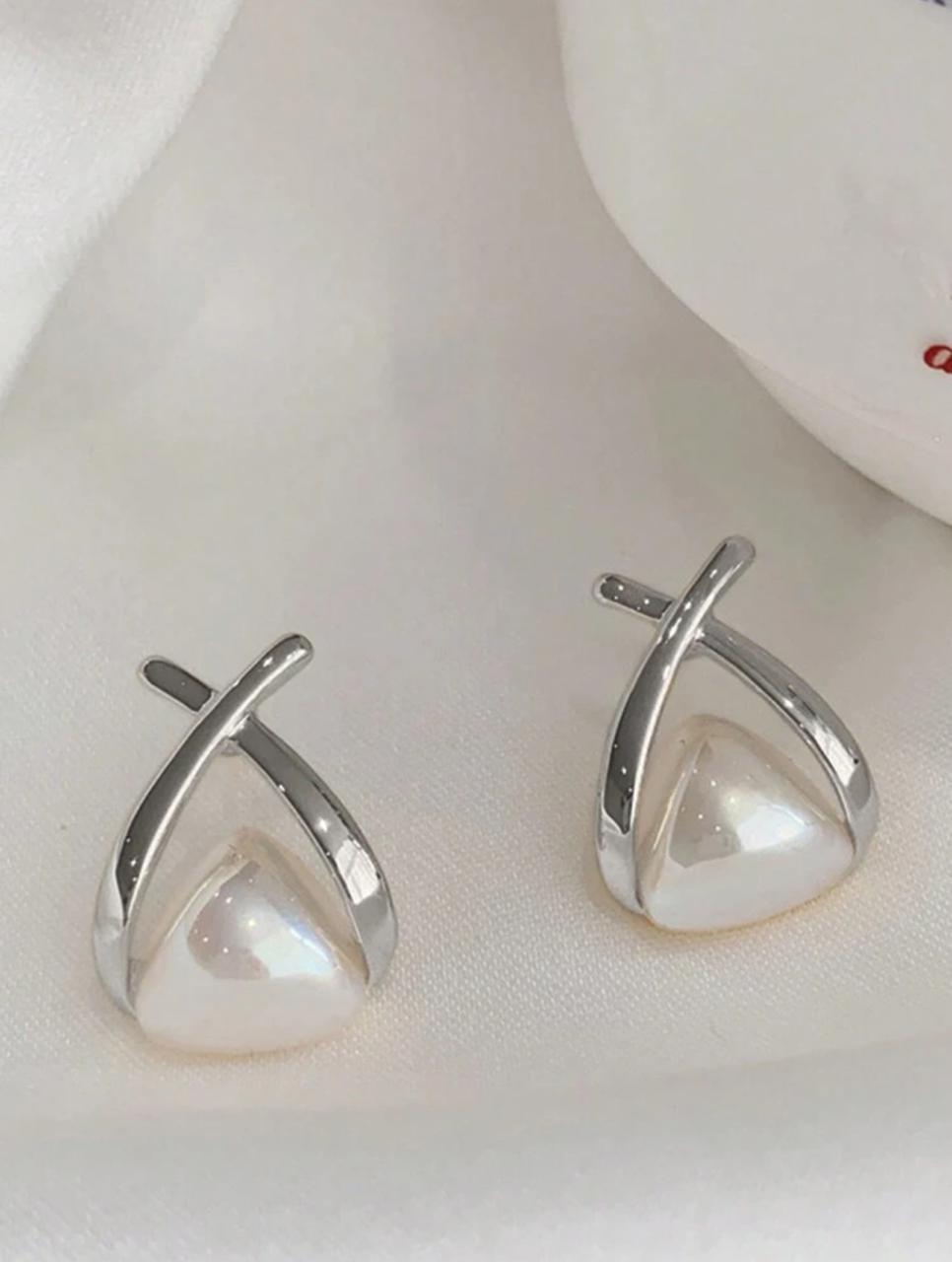 FAUX PEARL FISH SHAPED ELEGANT STUD image 3