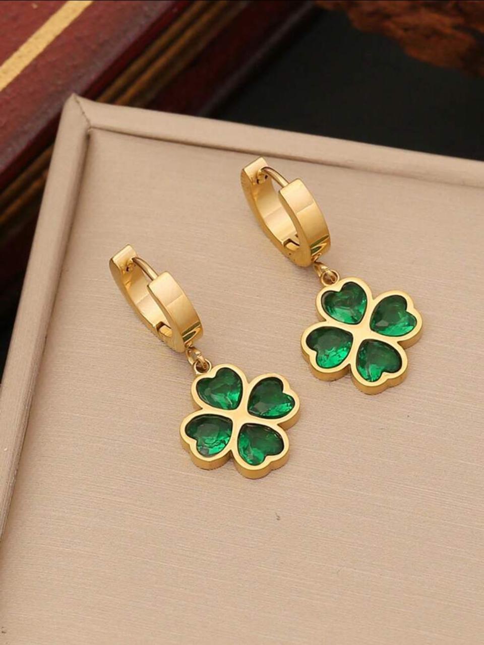 ELEGANT GREEN HEART CUBIC ZIRCONIA SET WITH FLOWER ACCENTS image 2