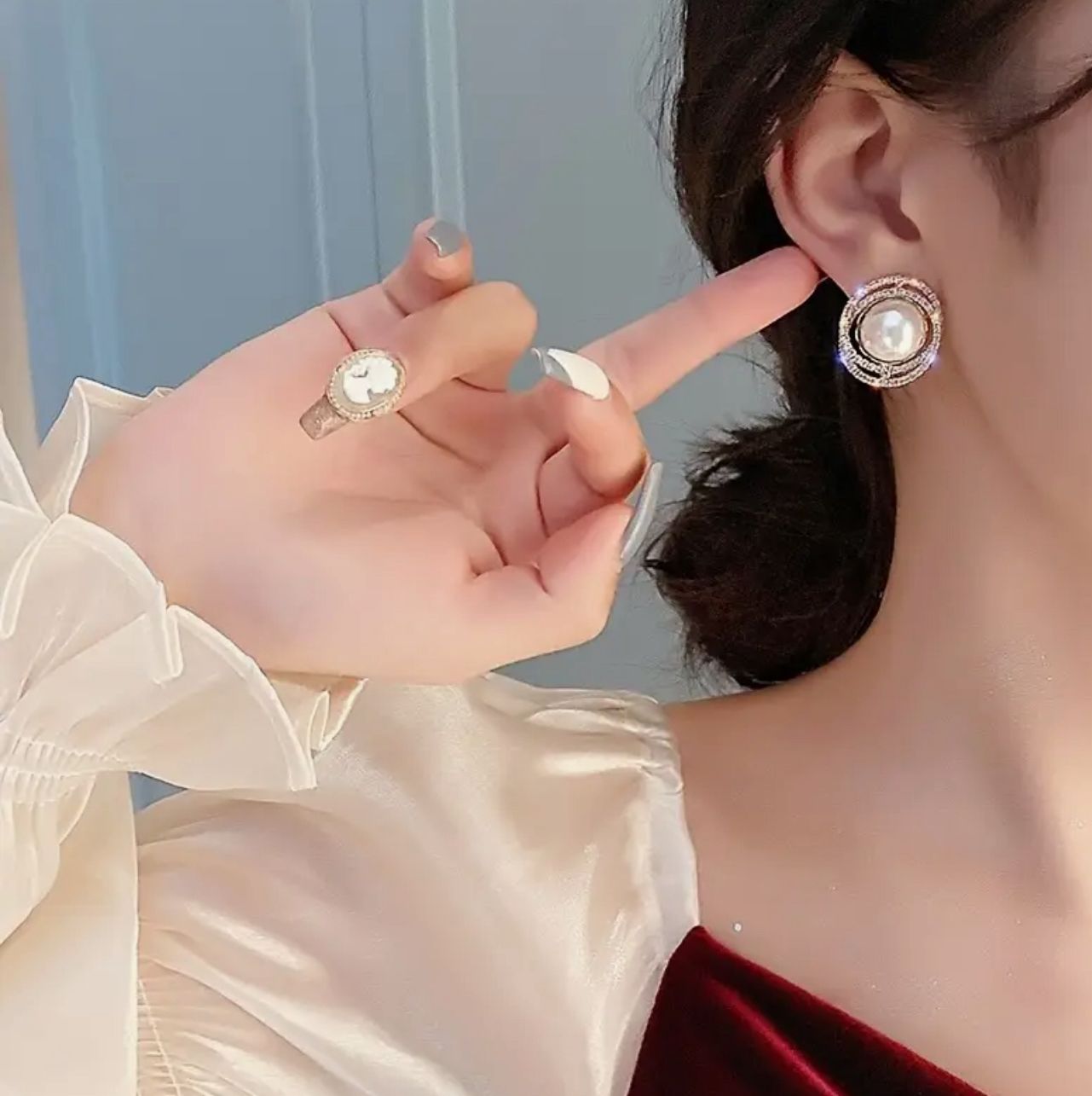Light Luxury Fashion Wrapped Pearl Studs image 1