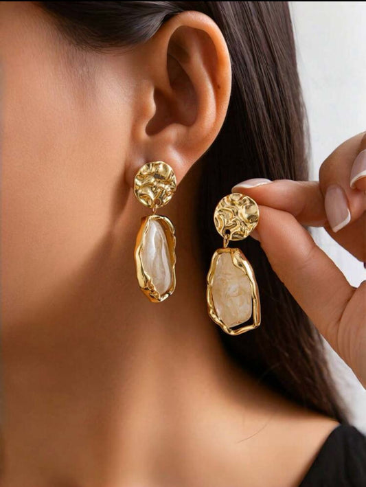 Elegant Minimalist Vintage Gold-Tone Earrings image 0