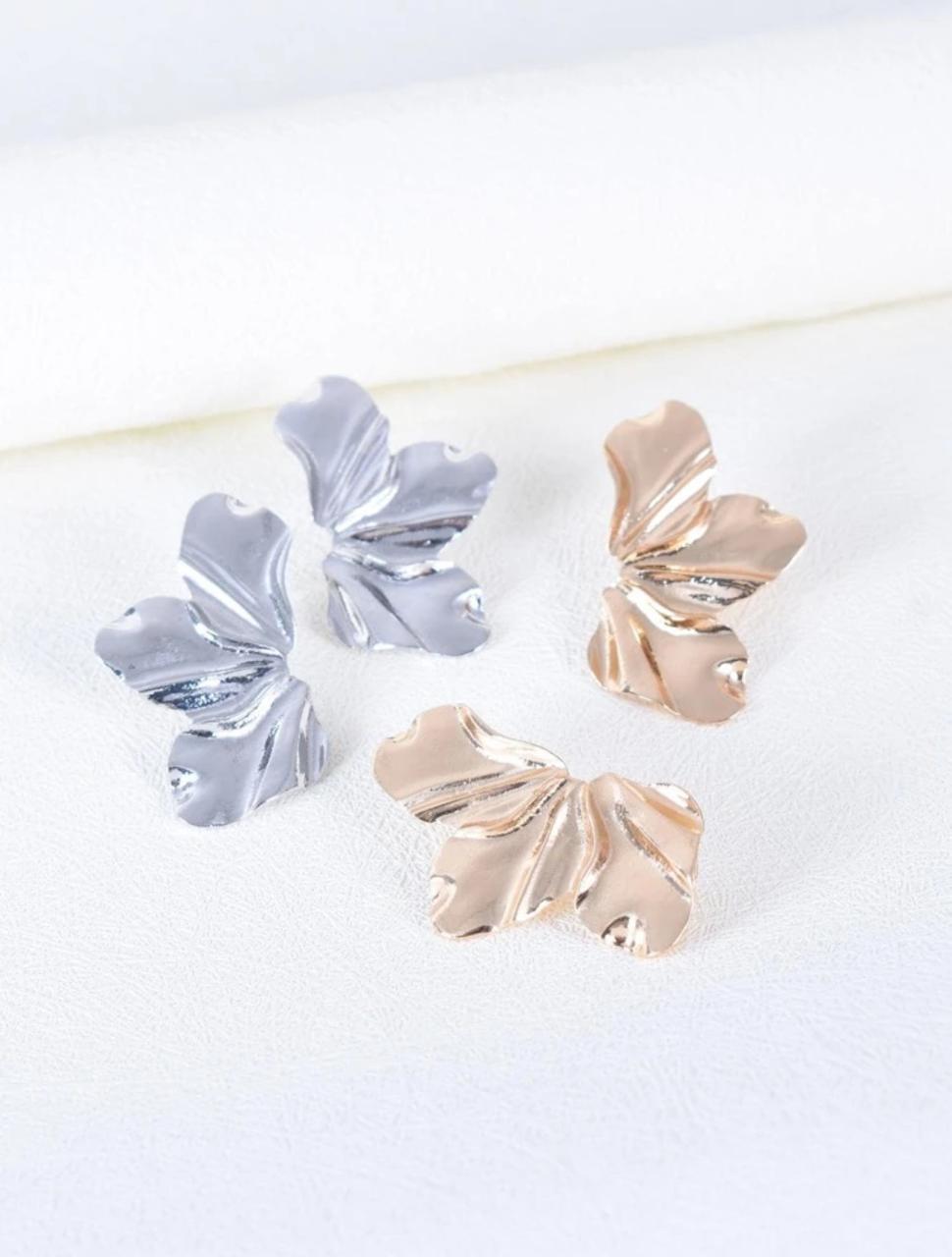 FASHIONABLE FLOWER DÉCOR STUD image 0