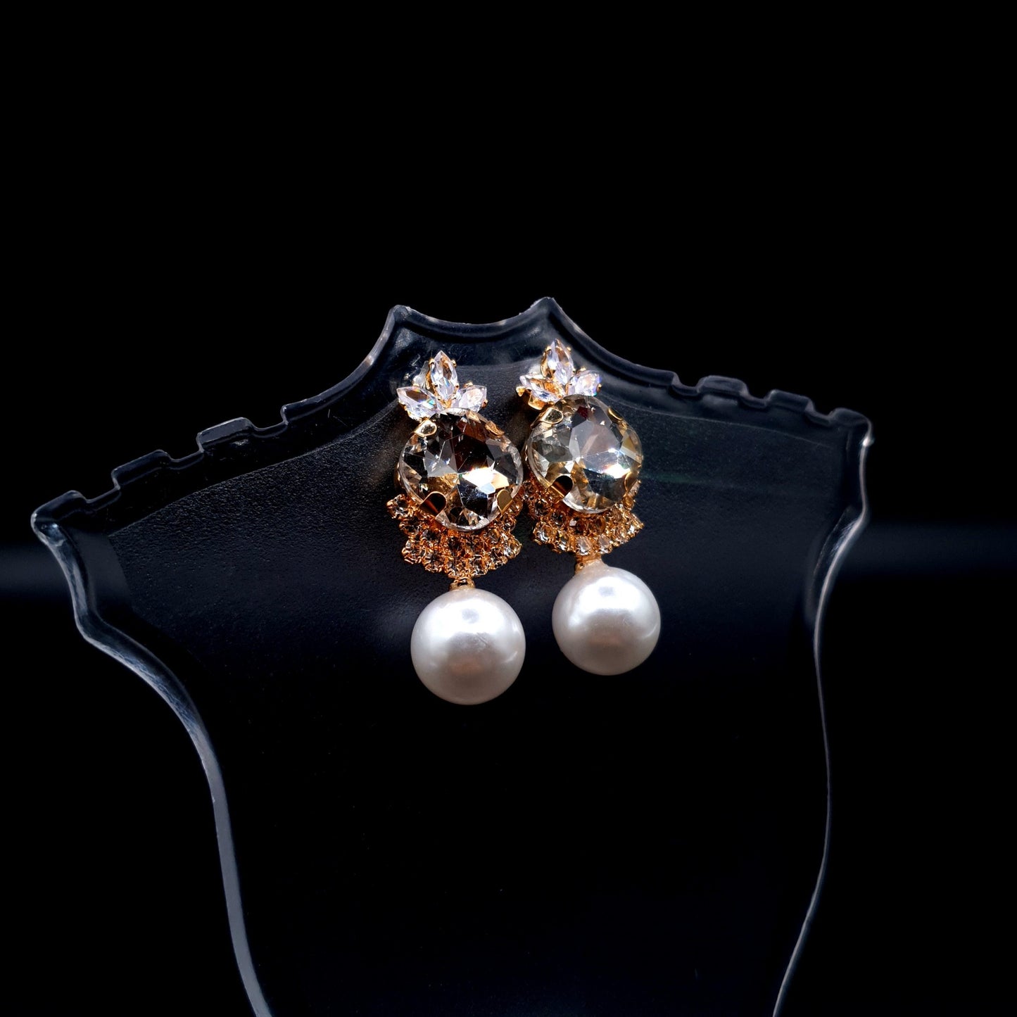 Stunning oval-shaped rhinestone earrings with a graceful pearl for an elegant charm. image 4