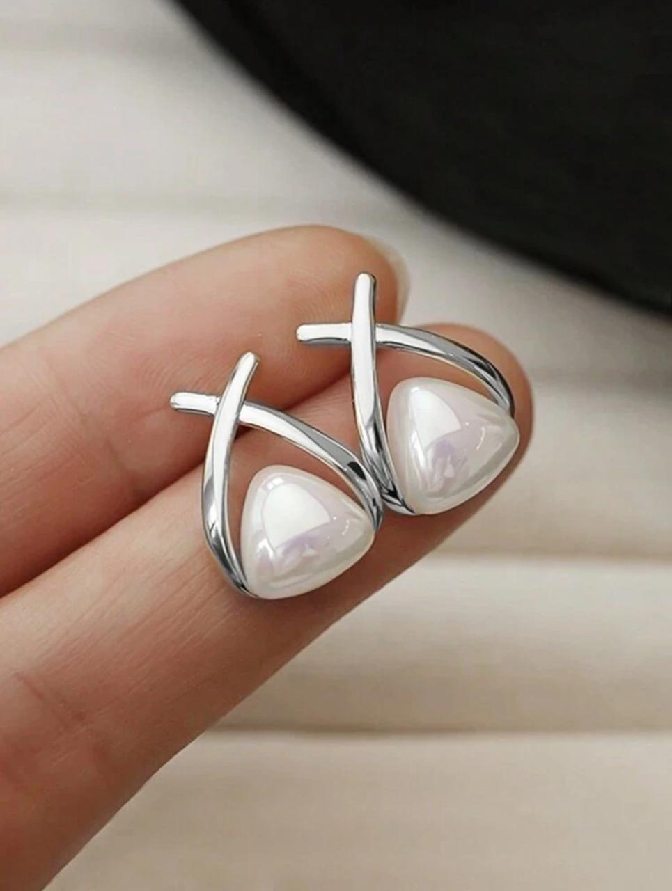 FAUX PEARL FISH SHAPED ELEGANT STUD image 2