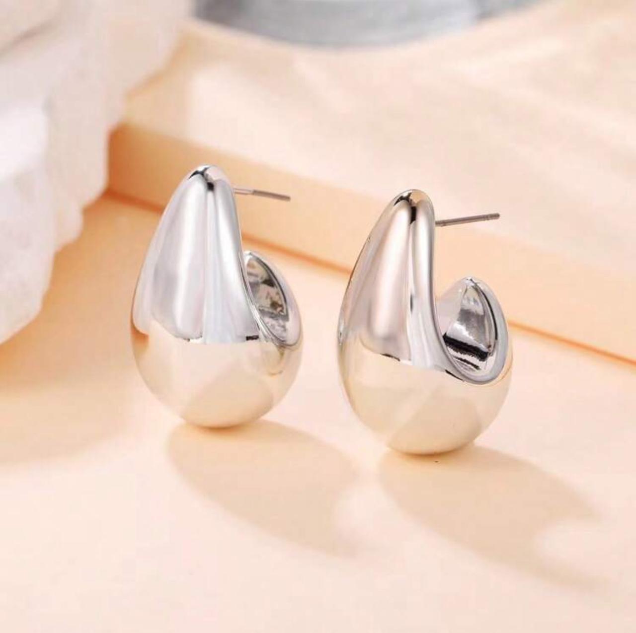 TEAR DROPPED STUDS image 0