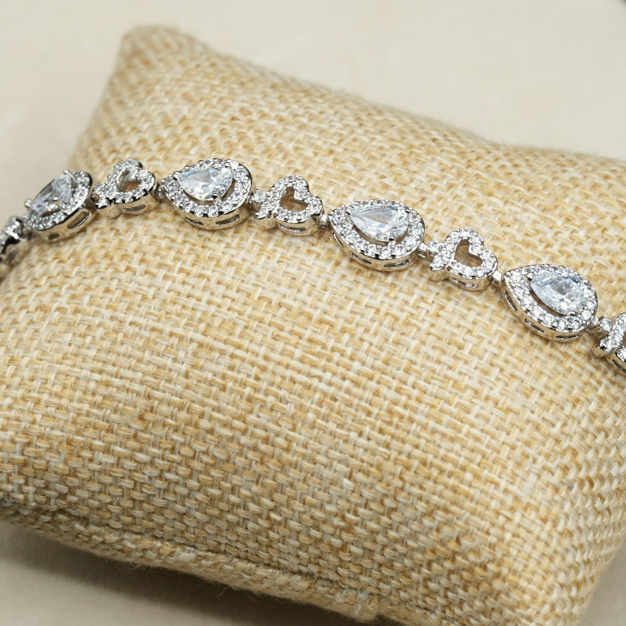 Xuping's signature style - Pear-Shaped Clear Stones with Heart Details image 3
