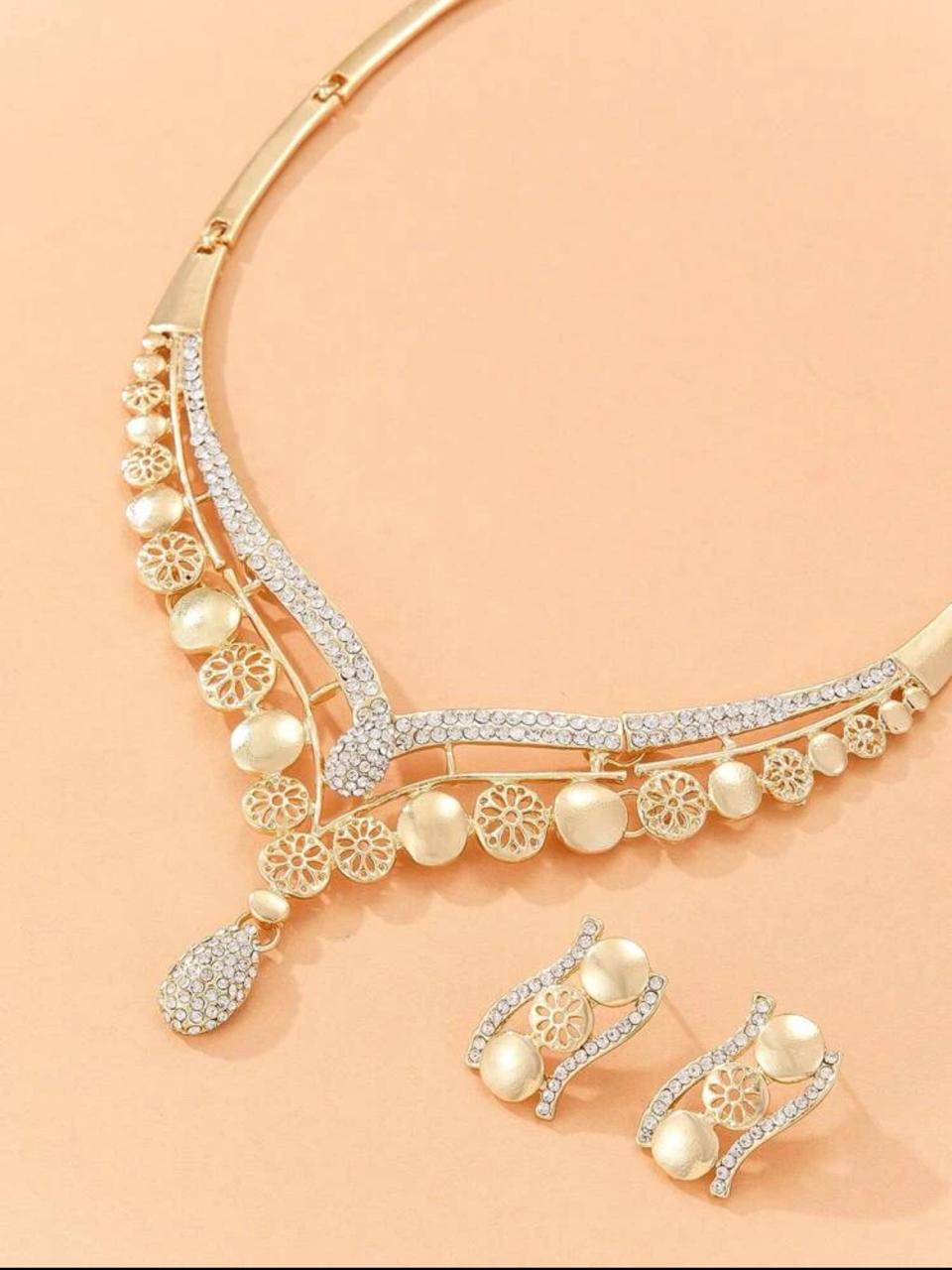 V-SHAPED NEKLACE SET image 5