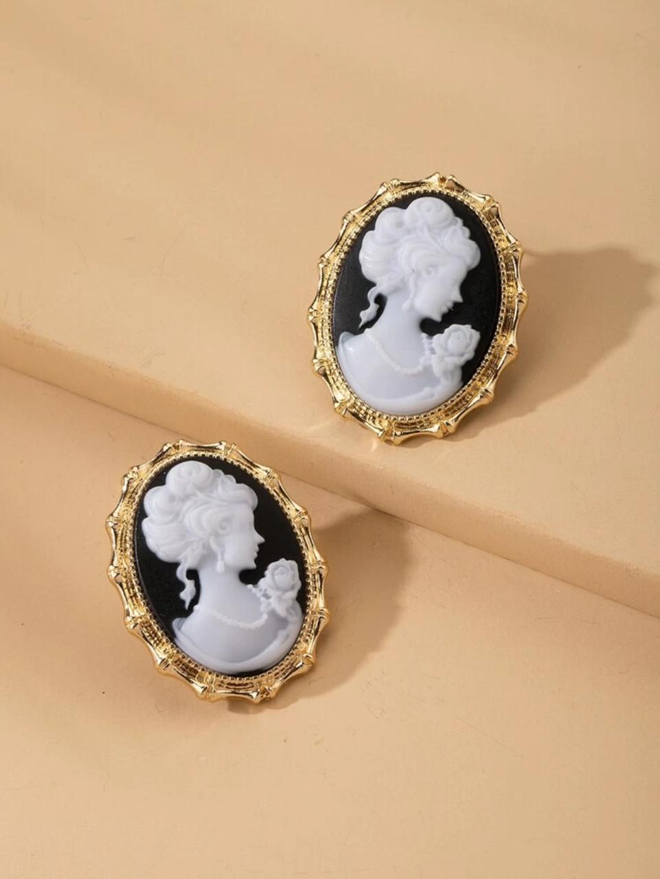 FIGURED EMBOSSED STUD image 3
