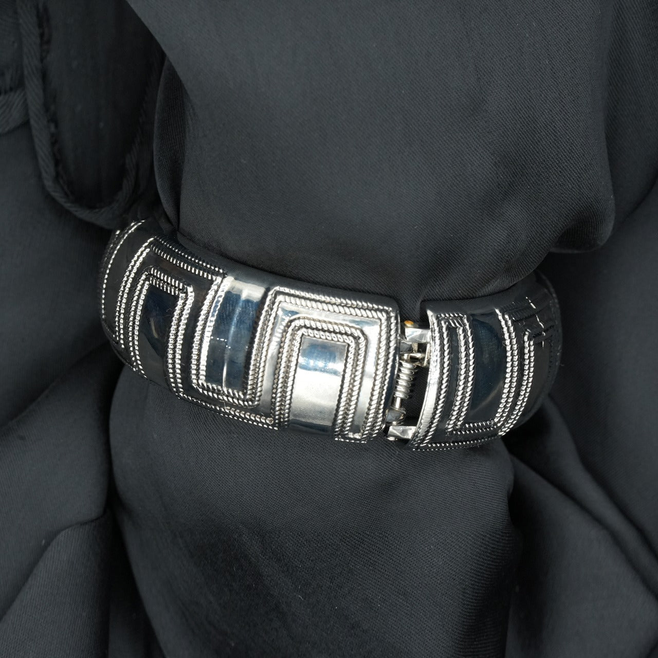 High-quality copper alloy with a silver-tone finish, ensuring durability and a polished look. (Openable) image 4