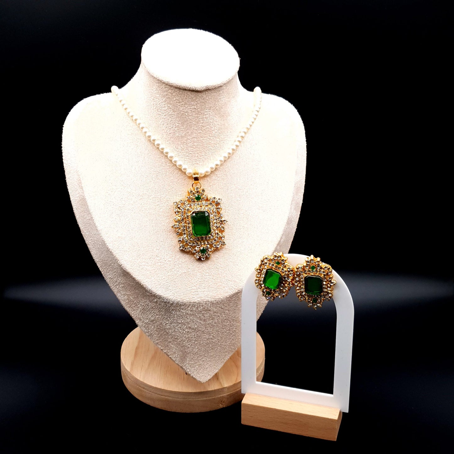 EMERALD SET WITH BEAD CHAIN image 8