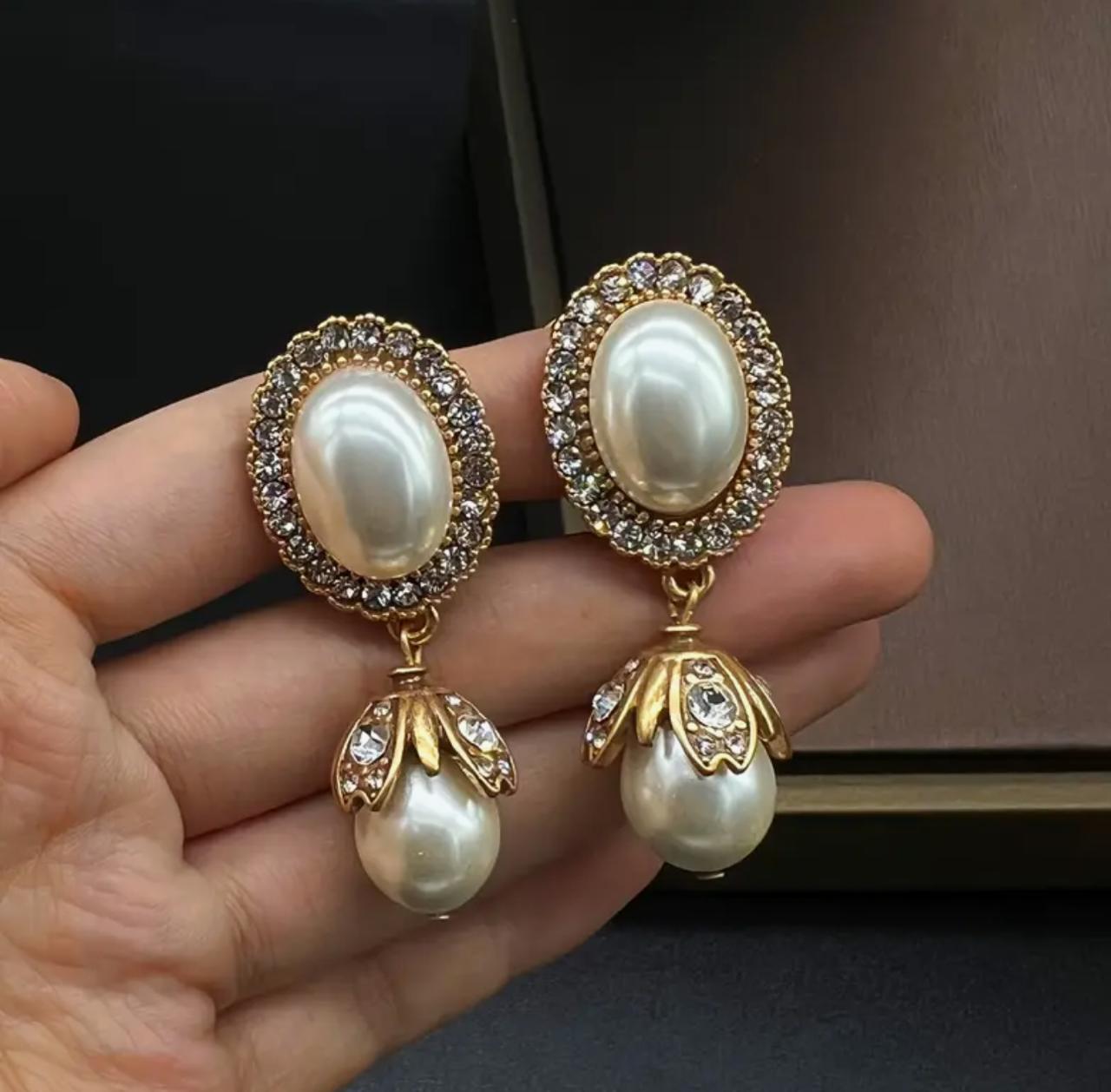 Fashionable, Romantic, Oval-Shaped Earrings Featuring Golden Plating And Embellished with Faux Pearls And Rhinestones image 5