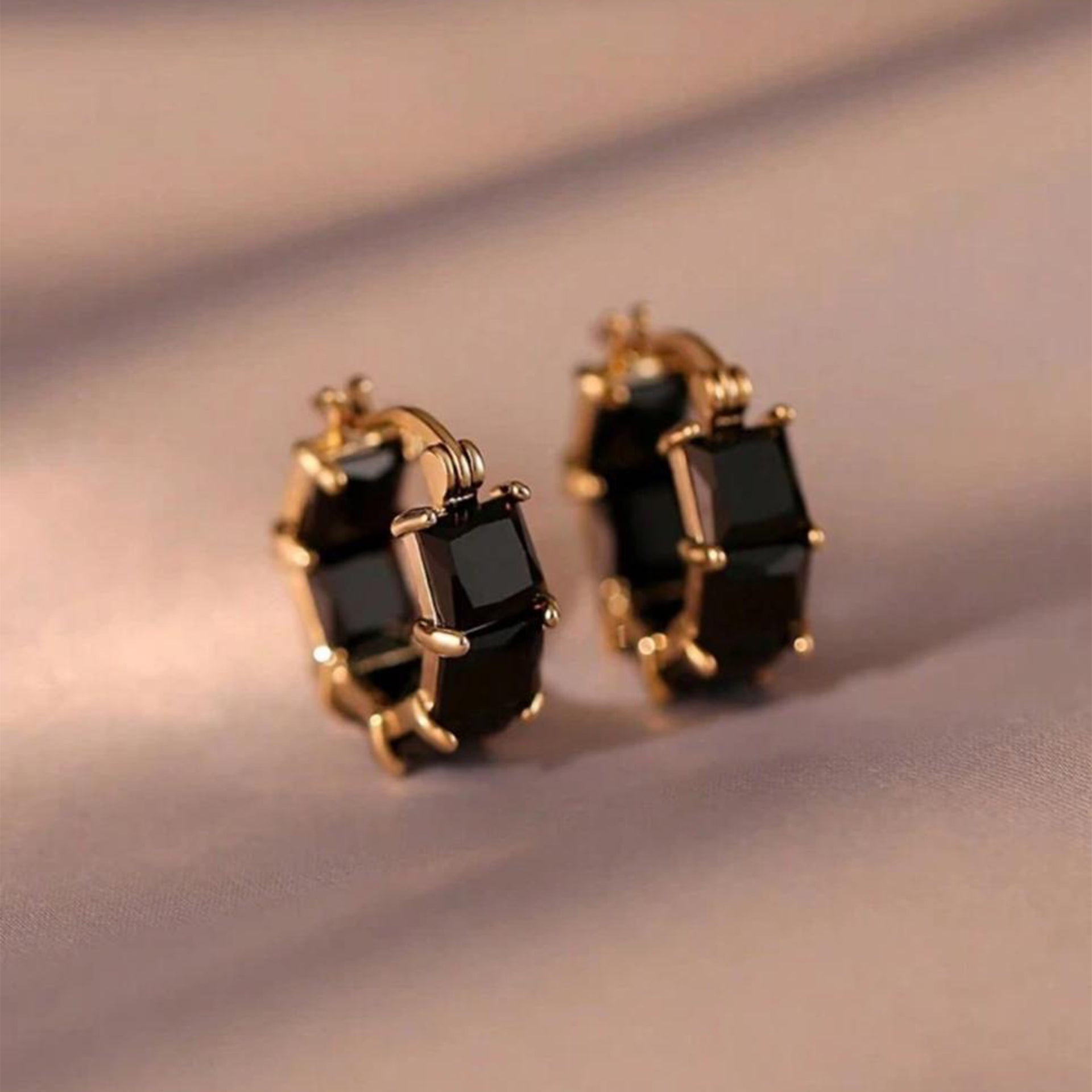 ZARQOONIA EAR HOOP image 4