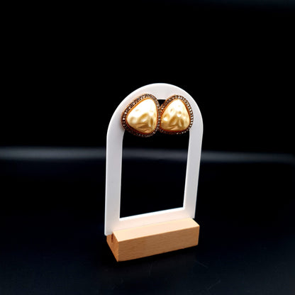 TRIANGLE MOUNT PEARL STUD image 1