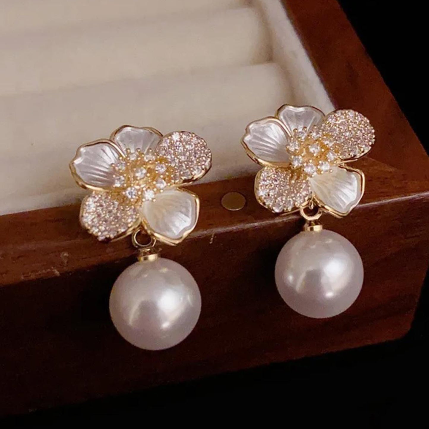 WHITE & SILVER FLOWER PEARL image 1