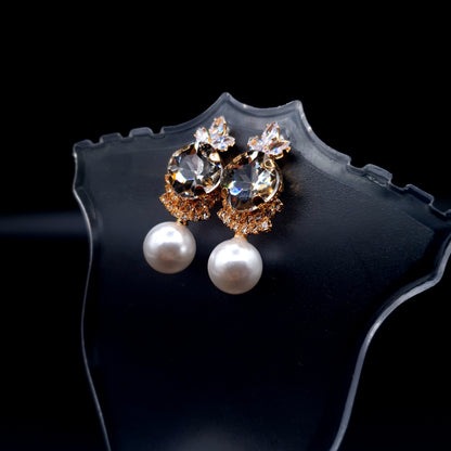 Stunning oval-shaped rhinestone earrings with a graceful pearl for an elegant charm. image 1