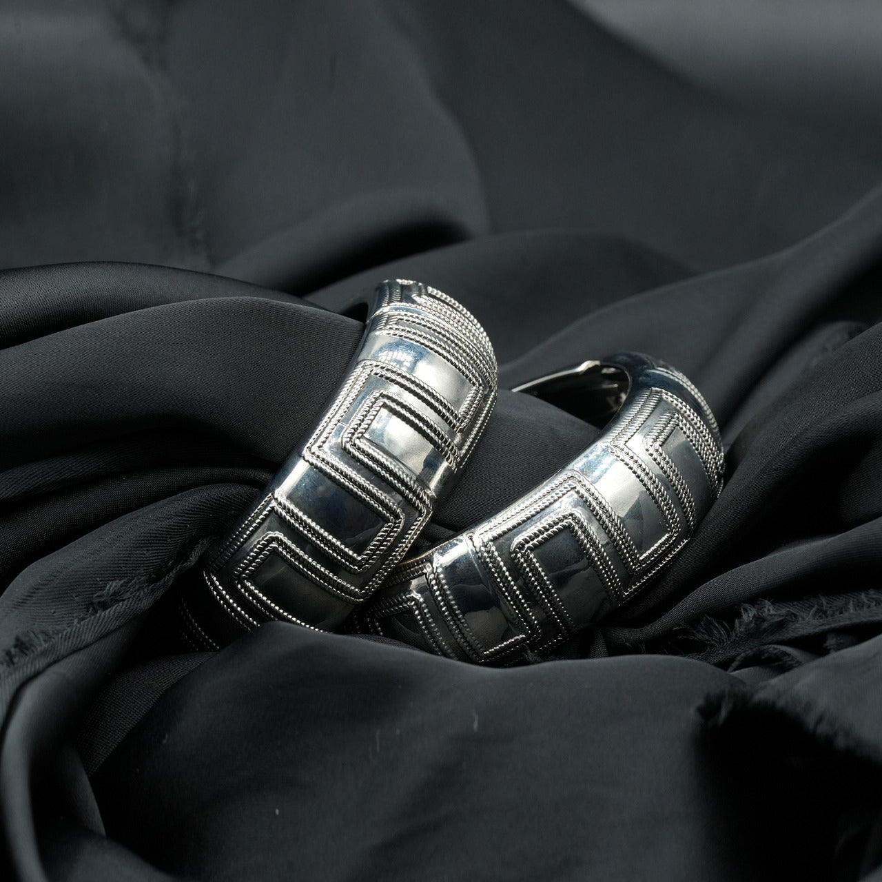 High-quality copper alloy with a silver-tone finish, ensuring durability and a polished look. (Openable) image 2