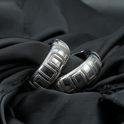 High-quality copper alloy with a silver-tone finish, ensuring durability and a polished look. (Openable) image 2