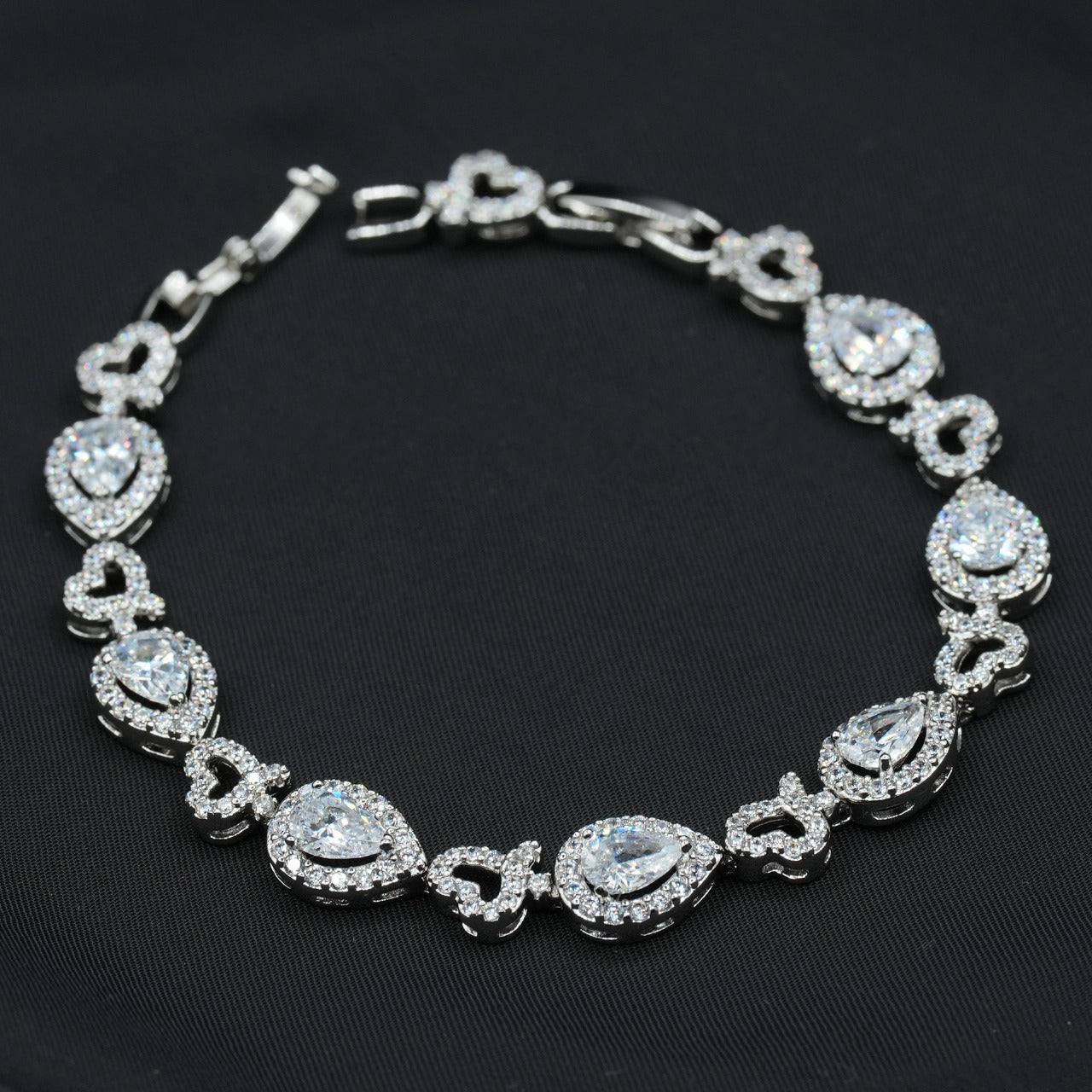 Xuping's signature style - Pear-Shaped Clear Stones with Heart Details image 6