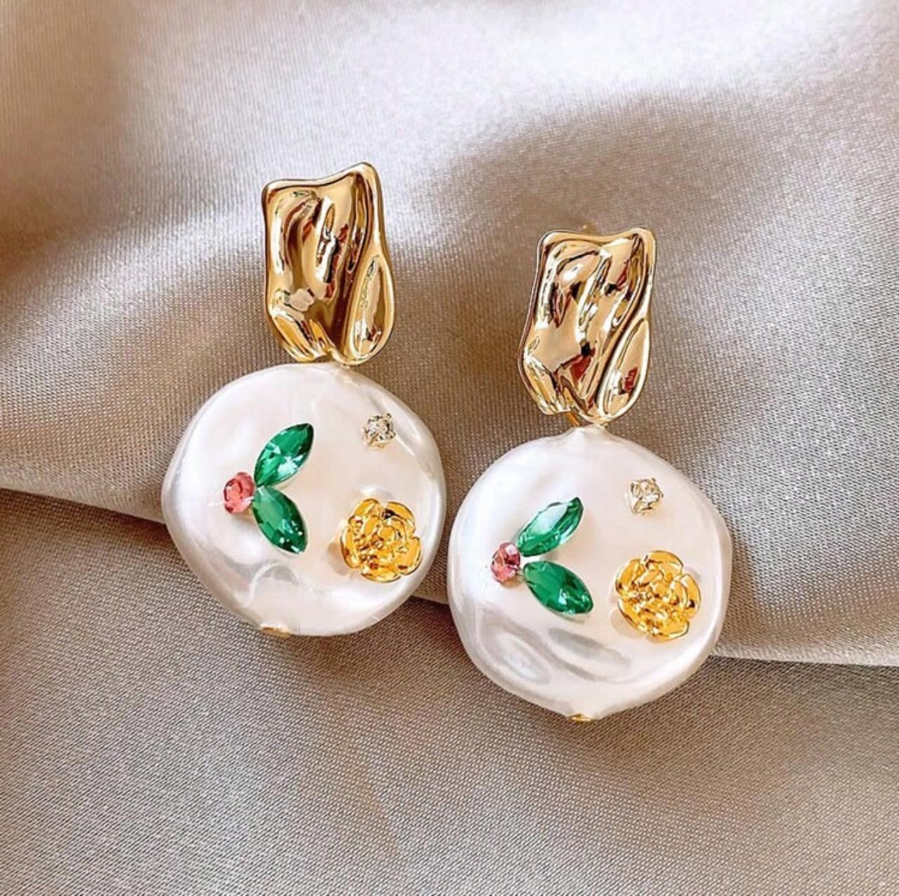 ASYMMETRICAL PEARL DROP image 1