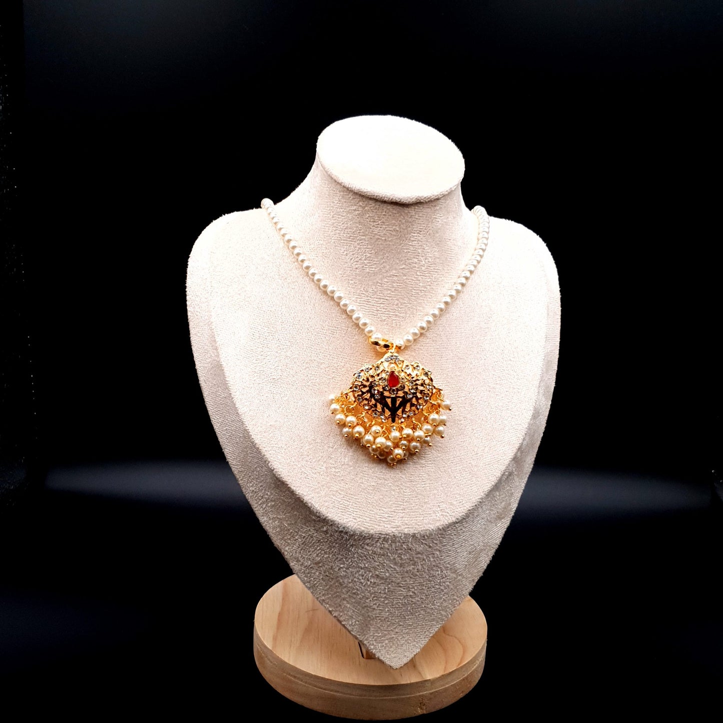 RED PEARLED NEKLACE image 2