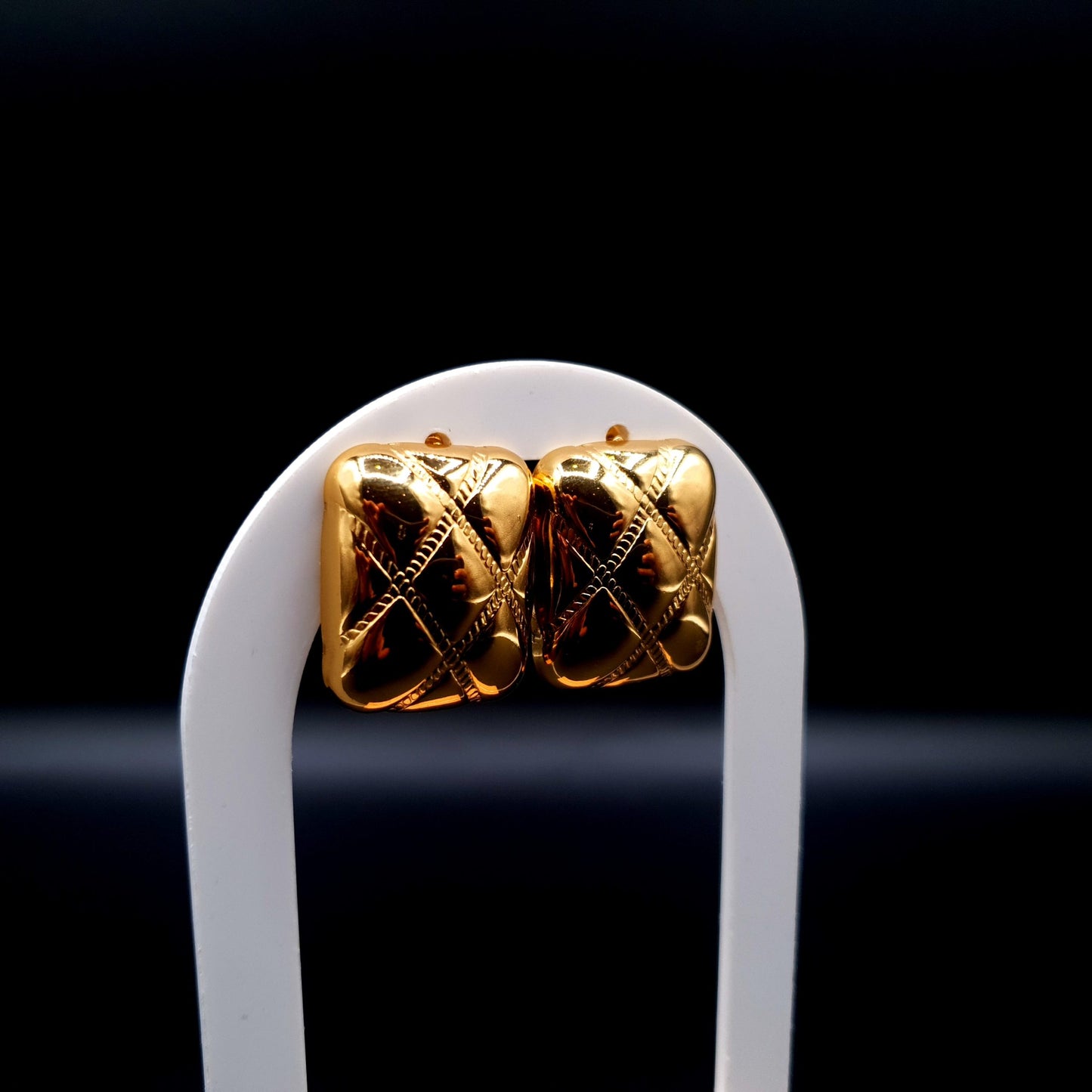 Sleek stainless steel square-shaped tops with a luxurious golden finish for a bold, modern look. image 2