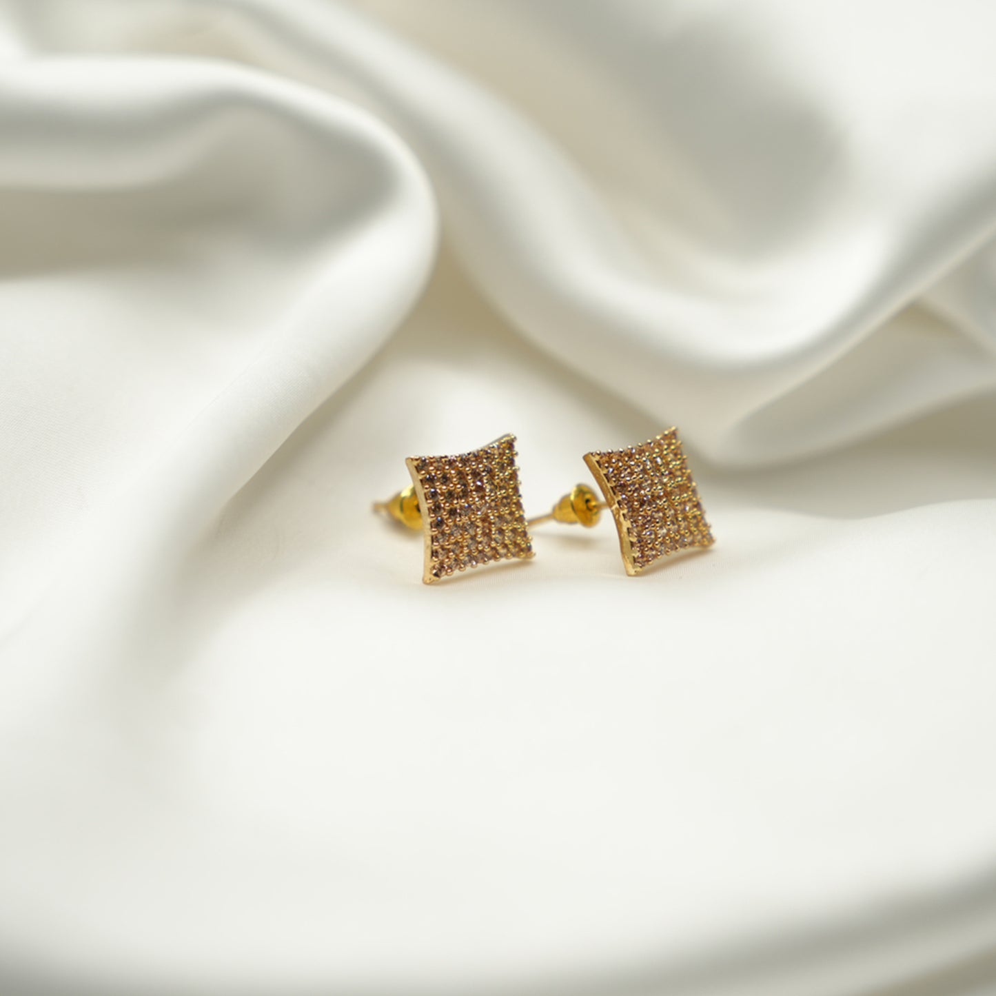 SQUARE STYLE-SILVER, GOLDEN & BLACK - Shiny Golden image