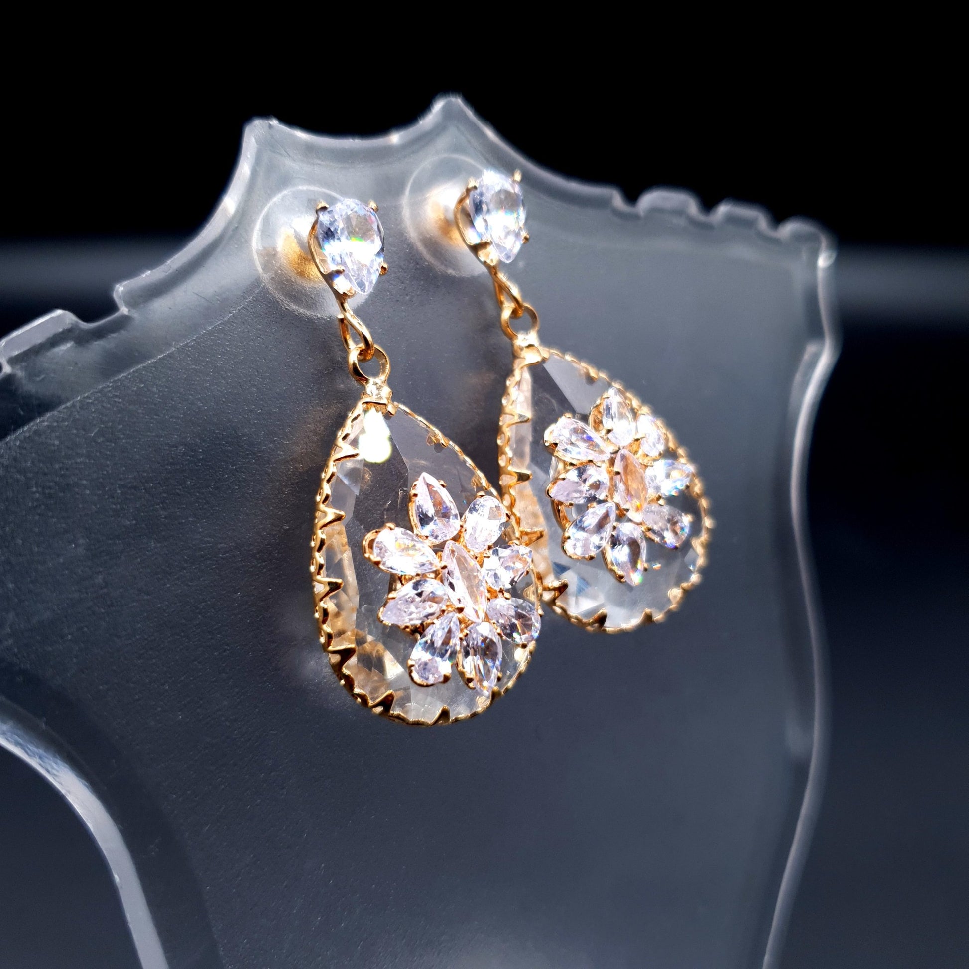 Crystal-clear earrings with embossed flower motif for a delicate and sophisticated touch. image 3