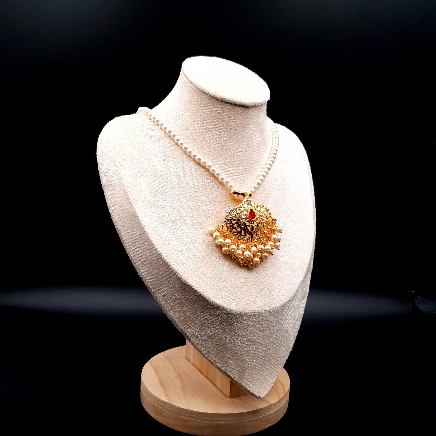 RED PEARLED NEKLACE image 3