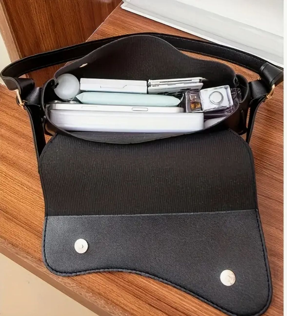 Elegant Black Shoulder Bag for Women image 3