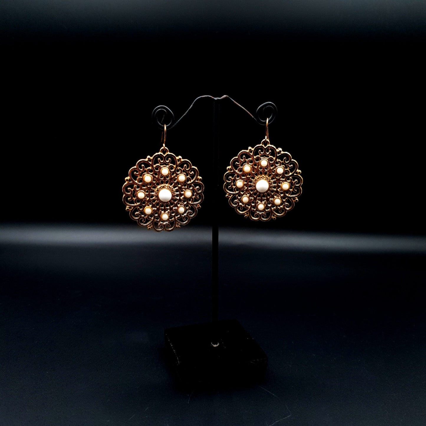 GOLDEN WHITE PEARLS image 1