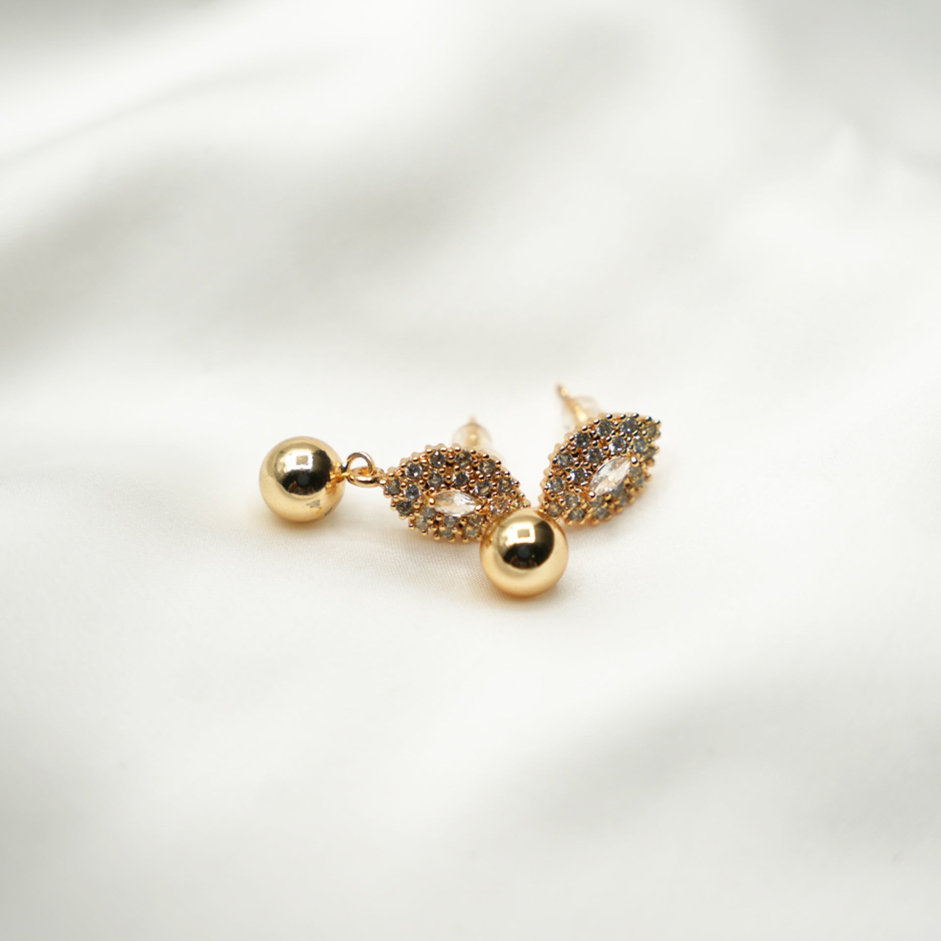 GILDED DROP EAR RINGS image 2