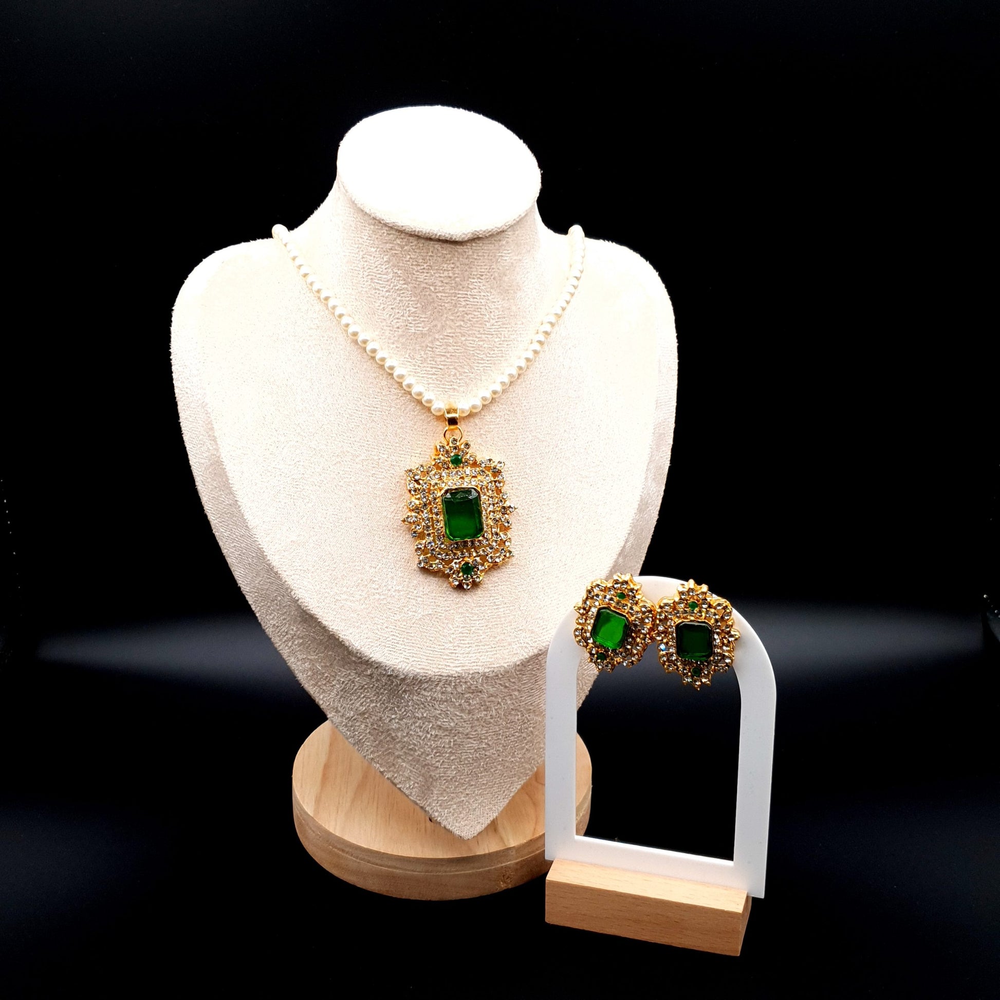 EMERALD SET WITH BEAD CHAIN image 0