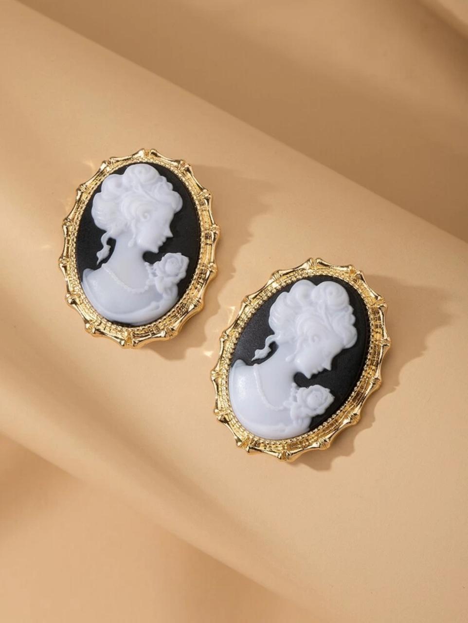 FIGURED EMBOSSED STUD image 2