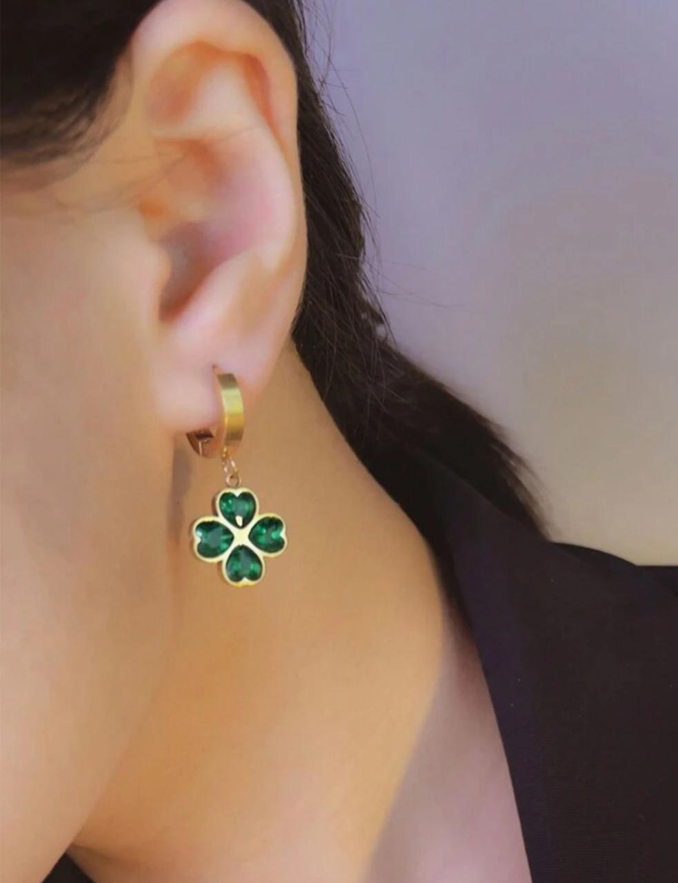 ELEGANT GREEN HEART CUBIC ZIRCONIA SET WITH FLOWER ACCENTS image 1